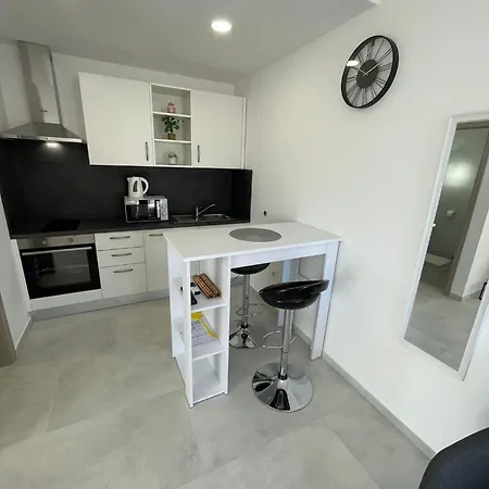 Modern Iva With Balcony, Free Parking & Wi-fi, *