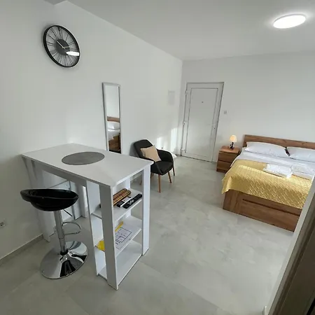 Modern Iva With Balcony, Free Parking & Wi-fi, Apartment