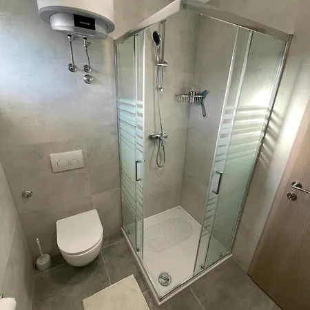 Modern Iva With Balcony, Free Parking & Wi-fi,