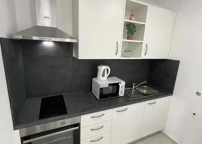 Modern Iva With Balcony, Free Parking & Wi-fi, Apartamento