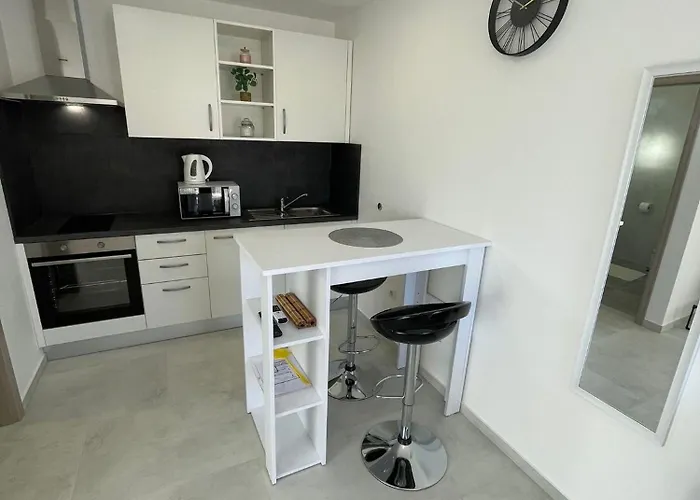 Modern Iva With Balcony, Free Parking & Wi-fi, *