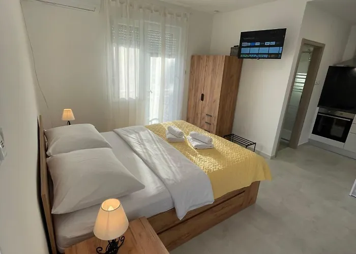 Modern Iva With Balcony, Free Parking & Wi-fi, Apartamento *