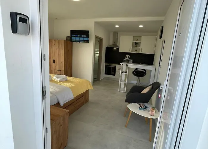 Modern Iva With Balcony, Free Parking & Wi-fi, Apartamento