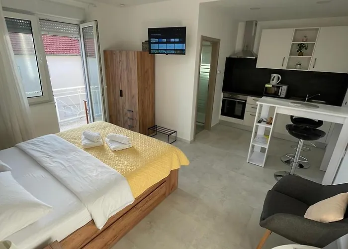 Modern Iva With Balcony, Free Parking & Wi-fi, Apartamento Zadar