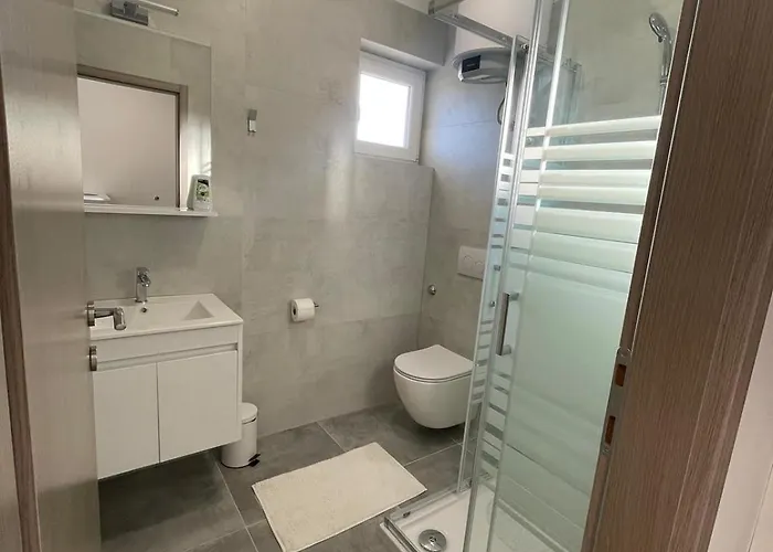 Modern Iva With Balcony, Free Parking & Wi-fi, Apartamento