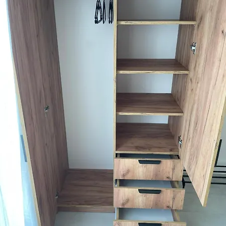 Modern Iva With Balcony, Free Parking & Wi-fi, Lägenhet Zadar