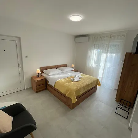 Apartment Modern Iva With Balcony, Free Parking & Wi-fi, *