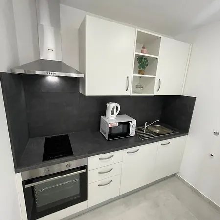Modern Iva With Balcony, Free Parking & Wi-fi, Lägenhet