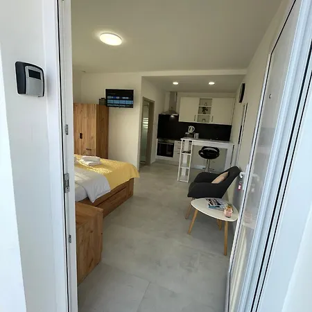 Modern Iva With Balcony, Free Parking & Wi-fi, Lägenhet