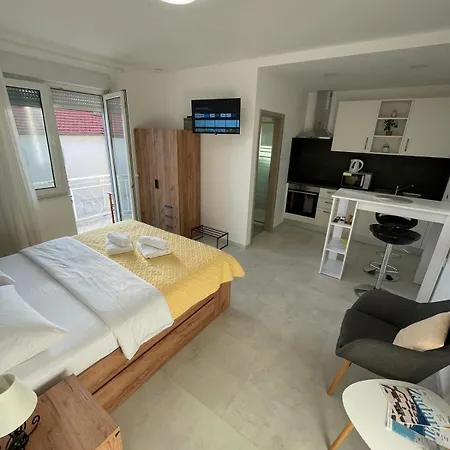 Modern Iva With Balcony, Free Parking & Wi-fi, Daire Zadar