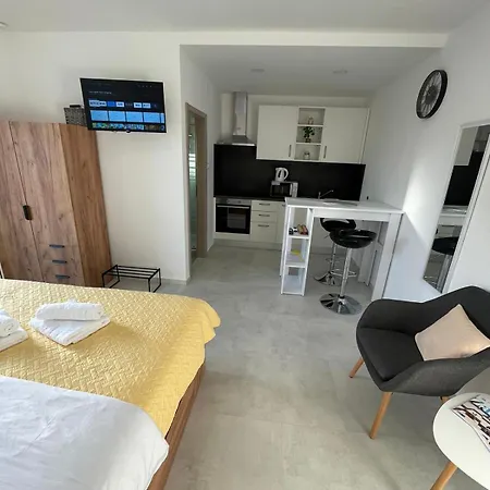 Modern Iva With Balcony, Free Parking & Wi-fi, Lägenhet *