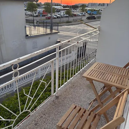Modern Iva With Balcony, Free Parking & Wi-fi, Lägenhet *