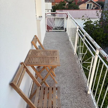 Modern Iva With Balcony, Free Parking & Wi-fi, Lägenhet Zadar