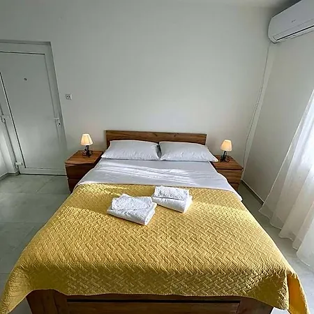 Daire Modern Iva With Balcony, Free Parking & Wi-fi, Zadar