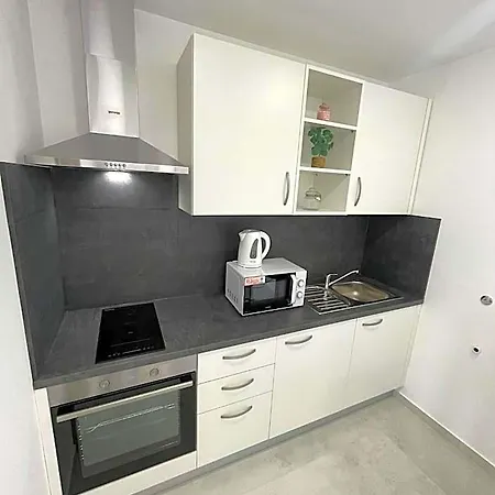 Daire Modern Iva With Balcony, Free Parking & Wi-fi, *