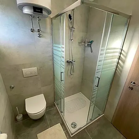 Modern Iva With Balcony, Free Parking & Wi-fi, Daire Zadar