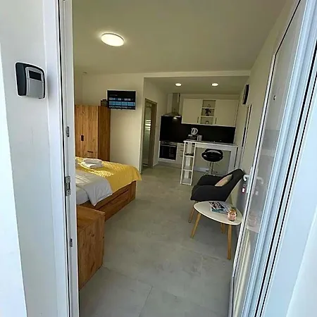 Daire Modern Iva With Balcony, Free Parking & Wi-fi, Zadar