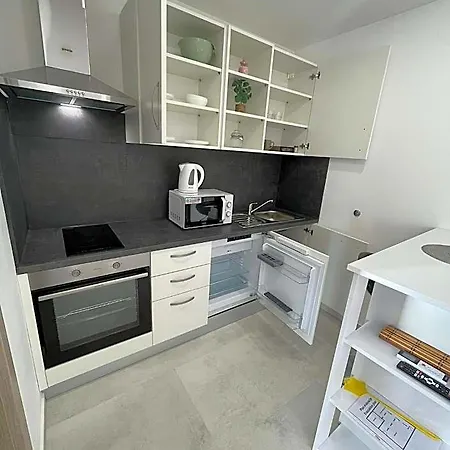 Daire Modern Iva With Balcony, Free Parking & Wi-fi,