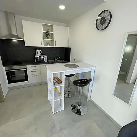 Modern Iva With Balcony, Free Parking & Wi-fi, Daire *