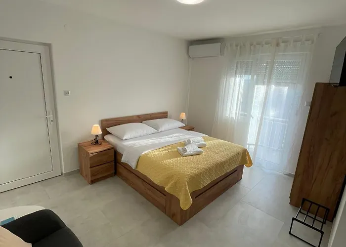 Appartement Modern Iva With Balcony, Free Parking & Wi-fi, *