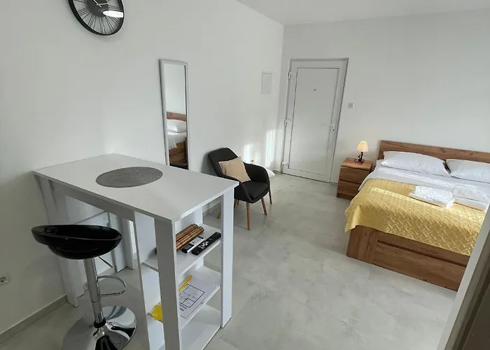Modern Iva With Balcony, Free Parking & Wi-fi, Apartmán