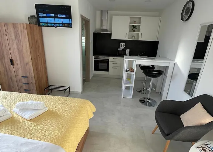 Modern Iva With Balcony, Free Parking & Wi-fi, Appartement *